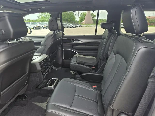 New 2026 Bright White Clear-Coat Exterior Paint Jeep Limited Reserve image 25