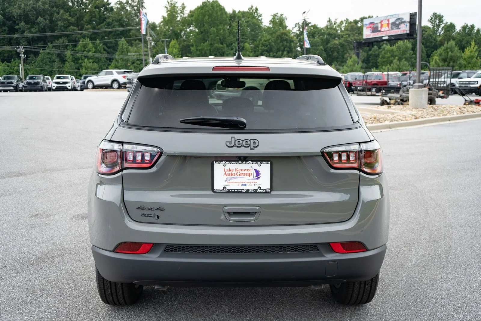 New 2026 Sting-Gray Clear-Coat Exterior Paint Jeep Latitude image 8