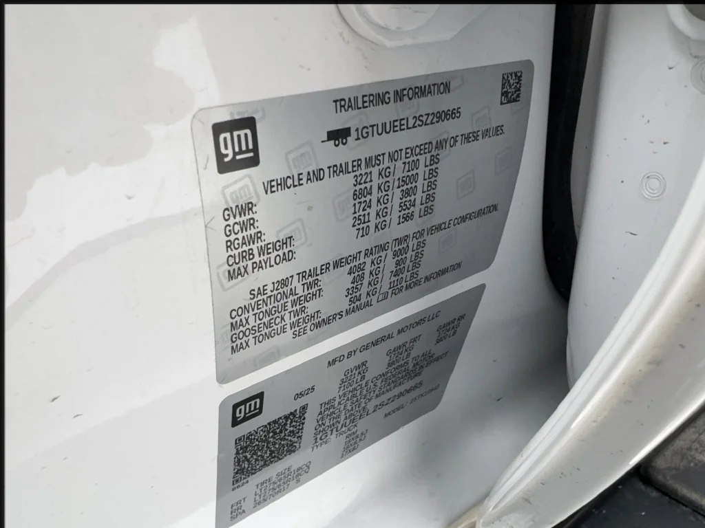 Used 2025 White GMC AT4 image 61