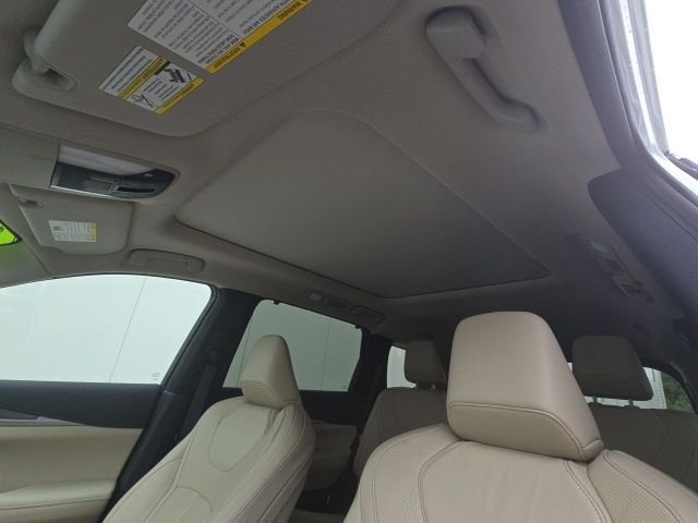 Used 2023 White INFINITI LUXE image 20