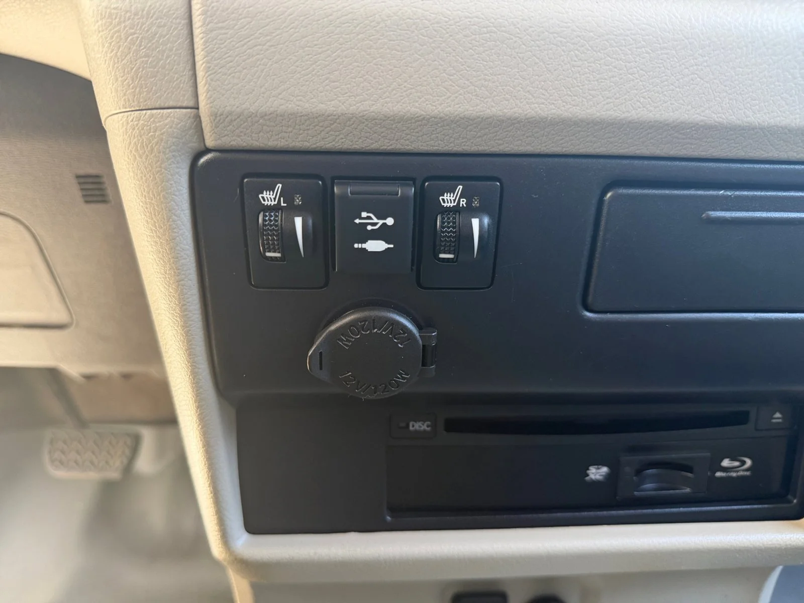 Used 2018 Super White Toyota XLE Premium image 24
