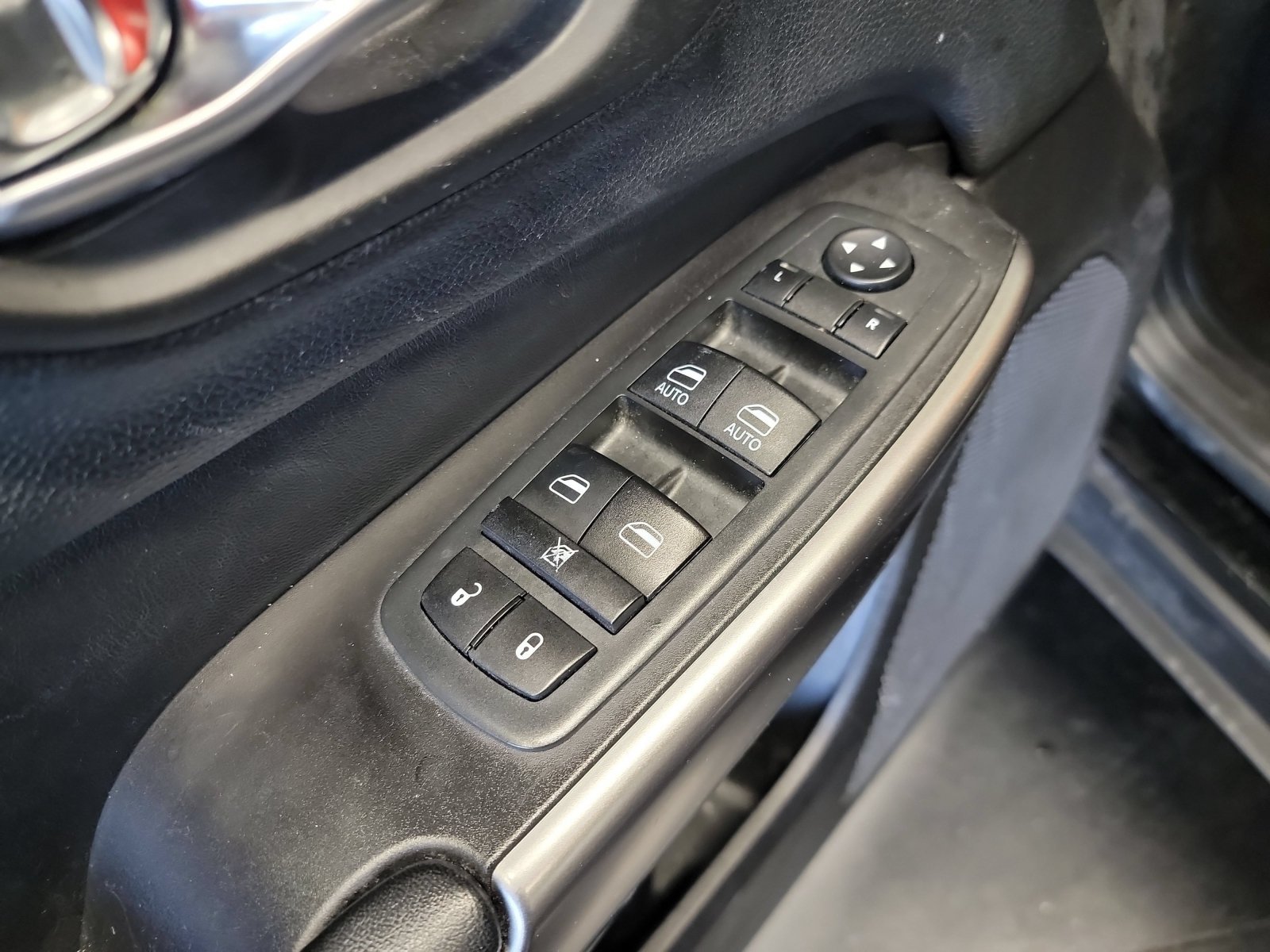 Used 2020 Diamond Black Crystal Pearlcoat Jeep Limited image 13