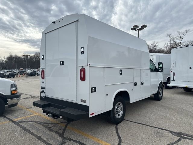 New 2025 Summit White Chevrolet 1WT image 4