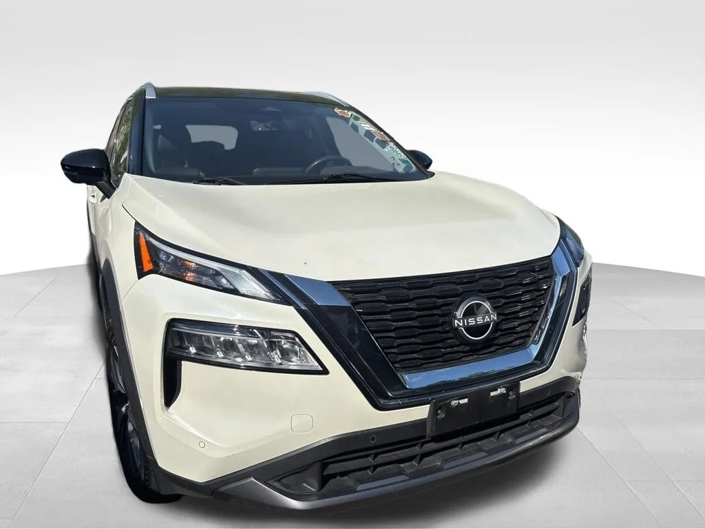 Used 2023 White Nissan SL image 4