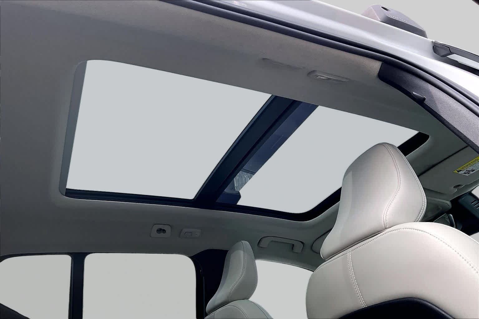 Used 2023 Crystal White Metallic Volvo Plus Dark Theme image 13