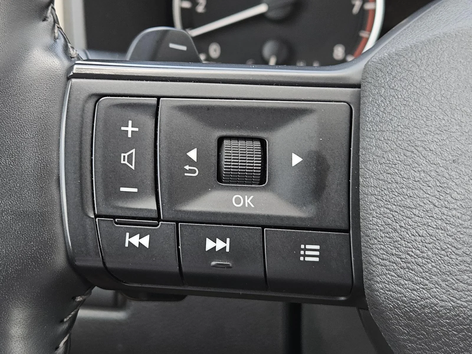 Used 2025 Scarlet Ember Tintcoat Nissan AWD SV image 20