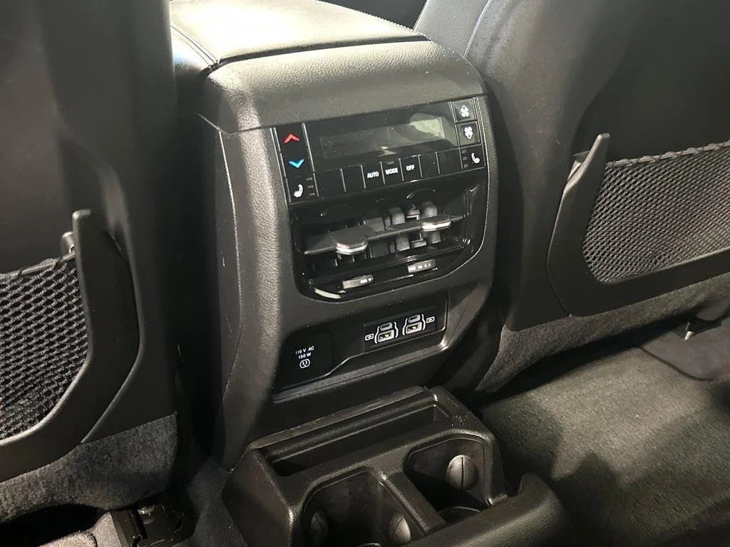 Used 2023 Diamond Black Crystal Pearlcoat Jeep Limited image 28