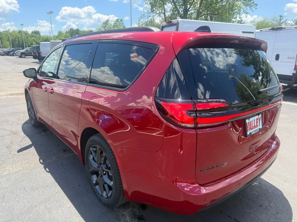New 2027 Red Hot Pearl-Coat Exterior Paint Chrysler Limited image 6