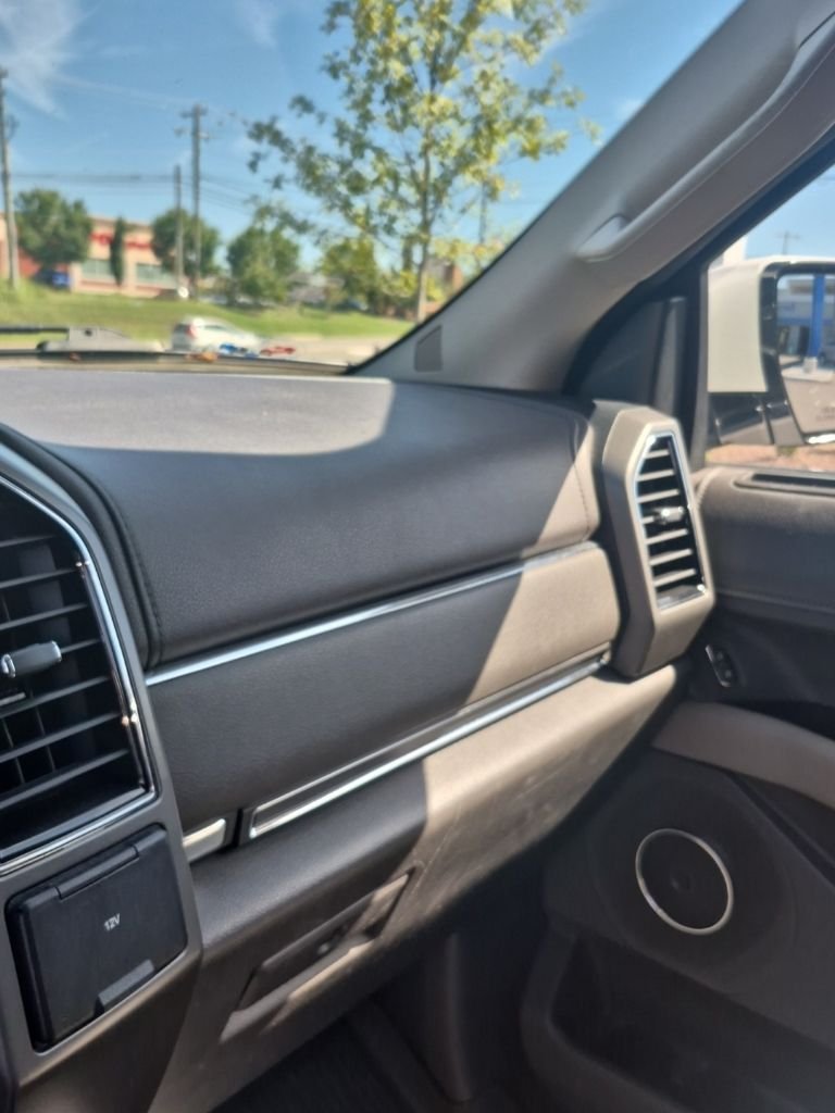 Used 2019 White Platinum Clearcoat Metallic Ford XLT image 9