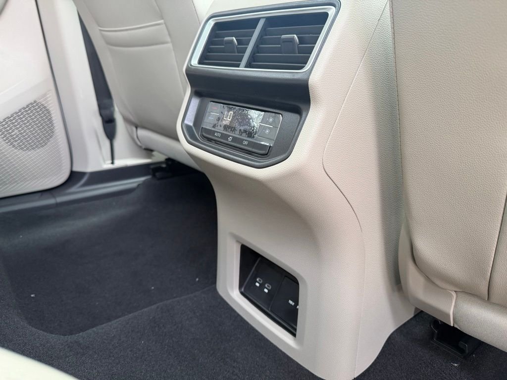 New 2026 Opal White Pearl Volkswagen 2.0T SE W/TECHNOLOGY image 17