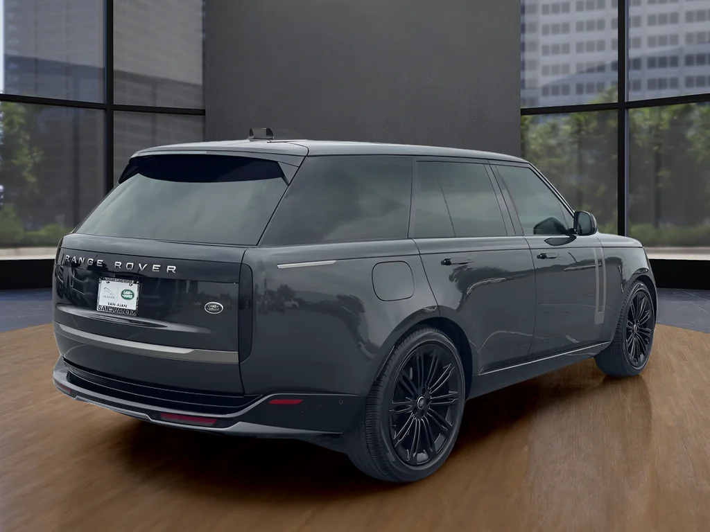 Used 2023  Land Rover SE image 5