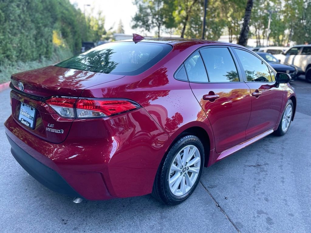 Used 2023 Pearl Toyota LE image 4
