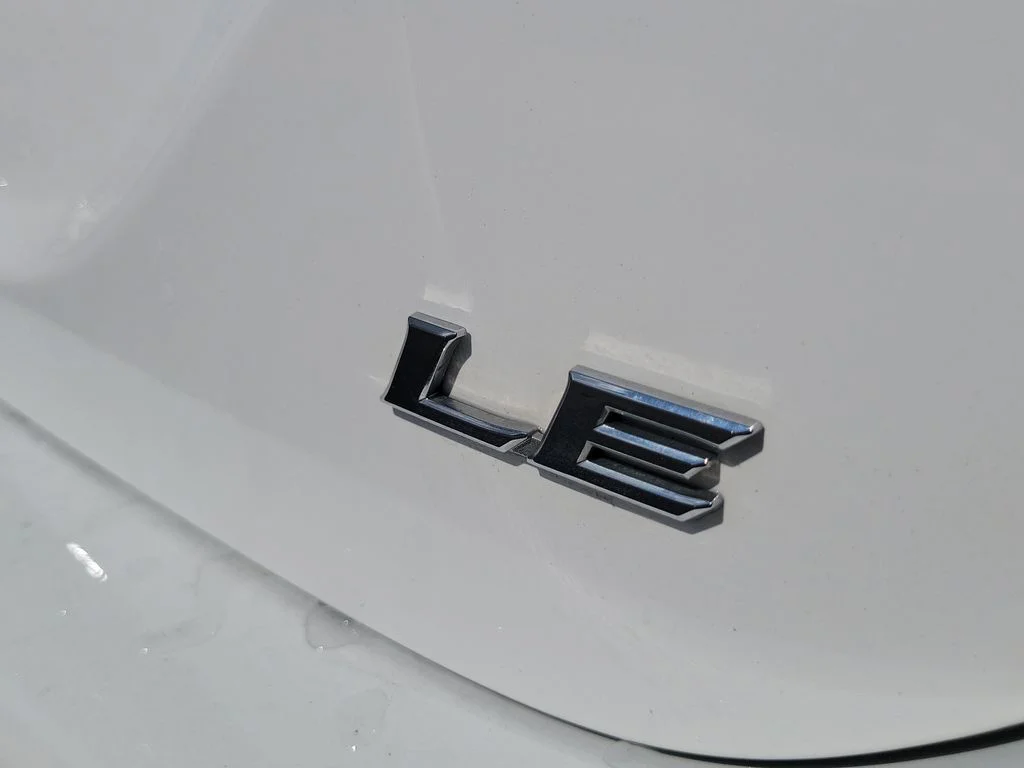Used 2022 White Toyota LE image 25
