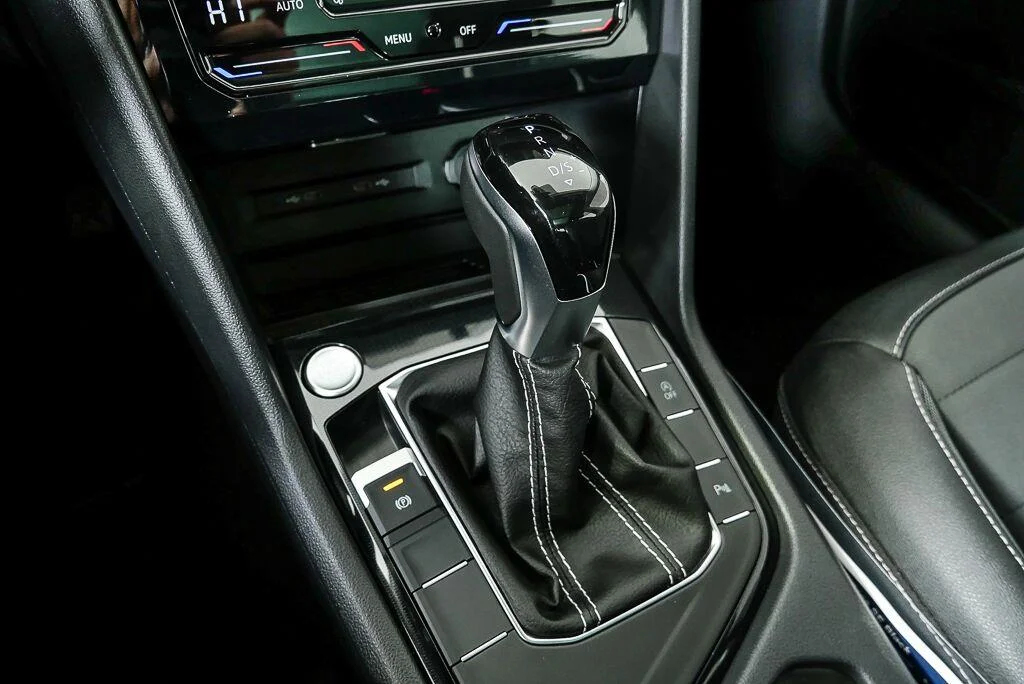 New 2026 Pure White w/Deep Black Roof Volkswagen SE Black image 18