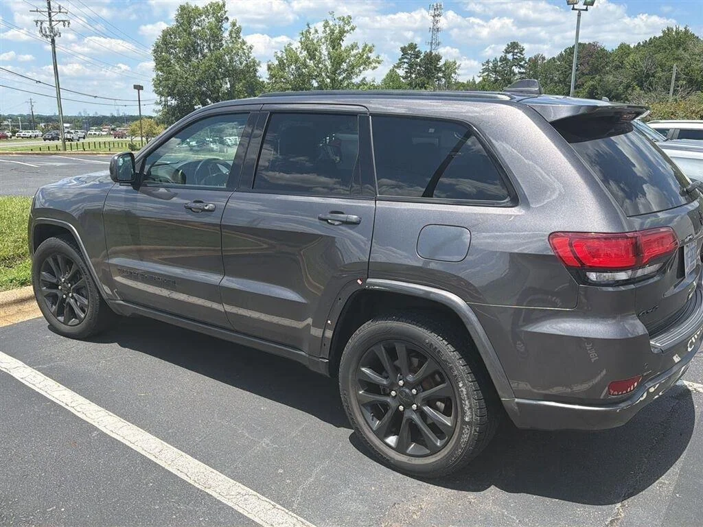 Used 2020 Granite Crystal Metallic Clearcoat Jeep Altitude image 2