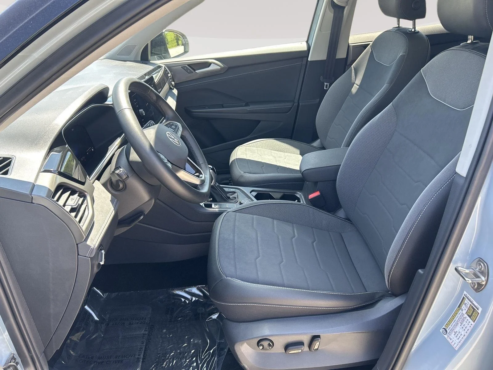 Certified Used 2025 GRAY Volkswagen SE Black image 4