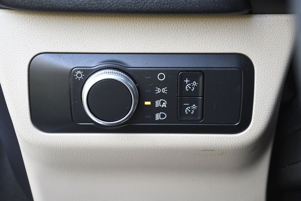 Used 2022 White Ford SE image 18
