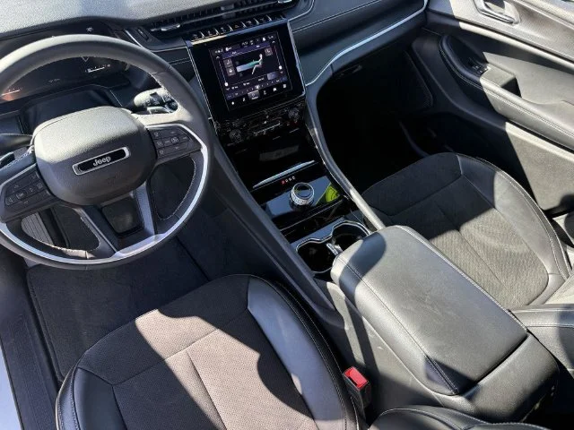 Used 2023 Silver Jeep Altitude image 3