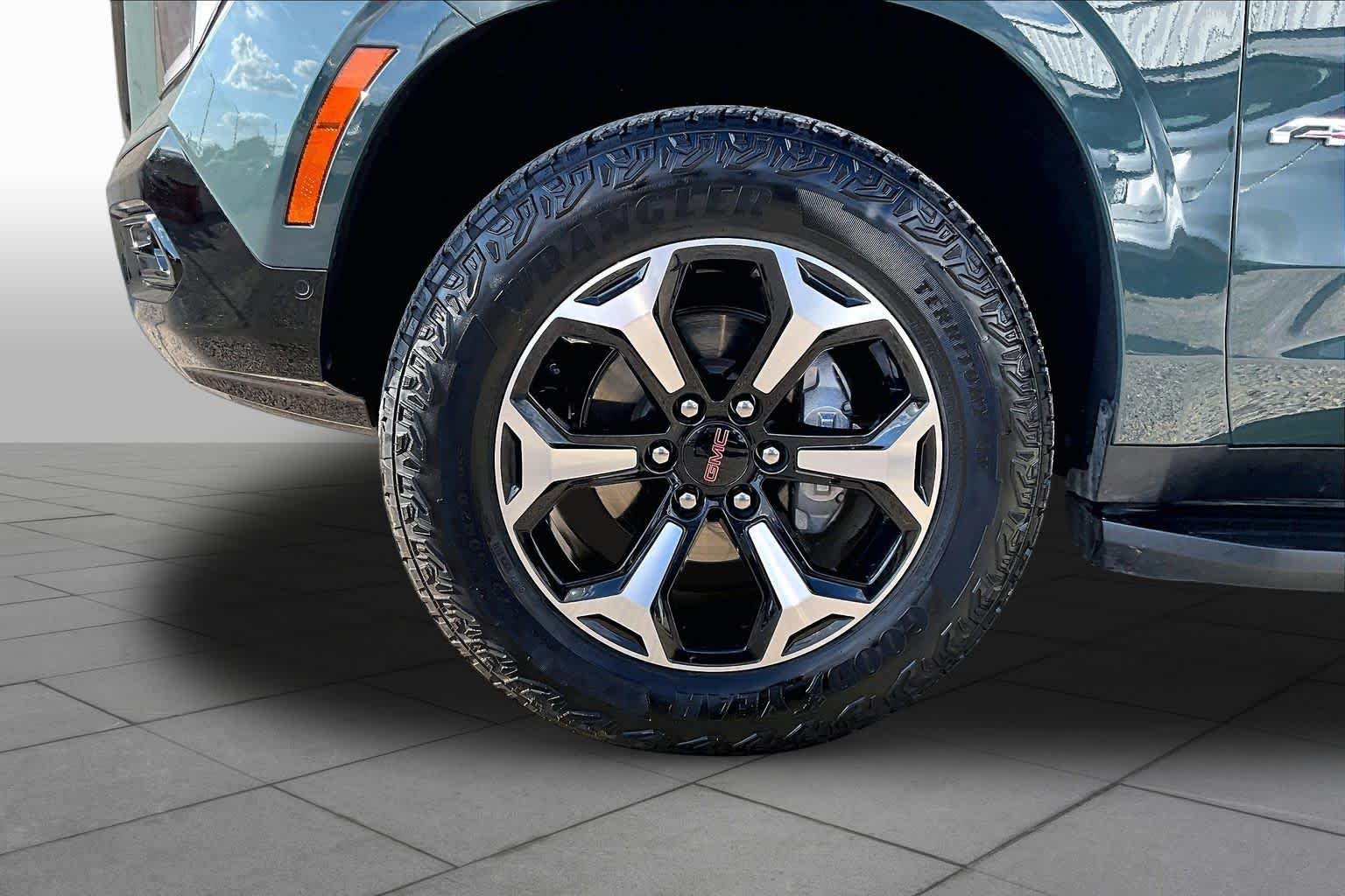 Used 2025 Midnight Pine GMC AT4 image 13