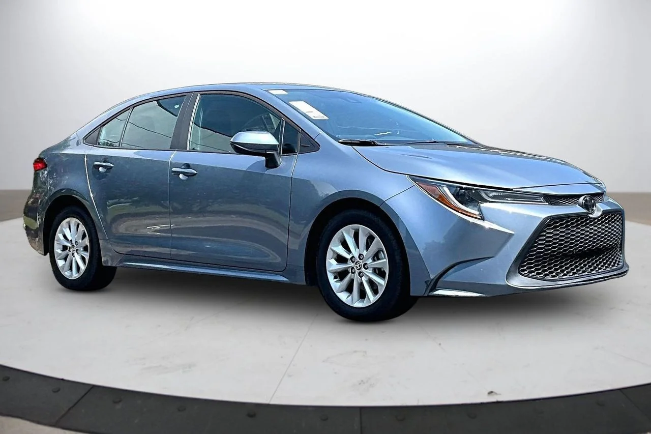 Certified Used 2021  Toyota LE image 2