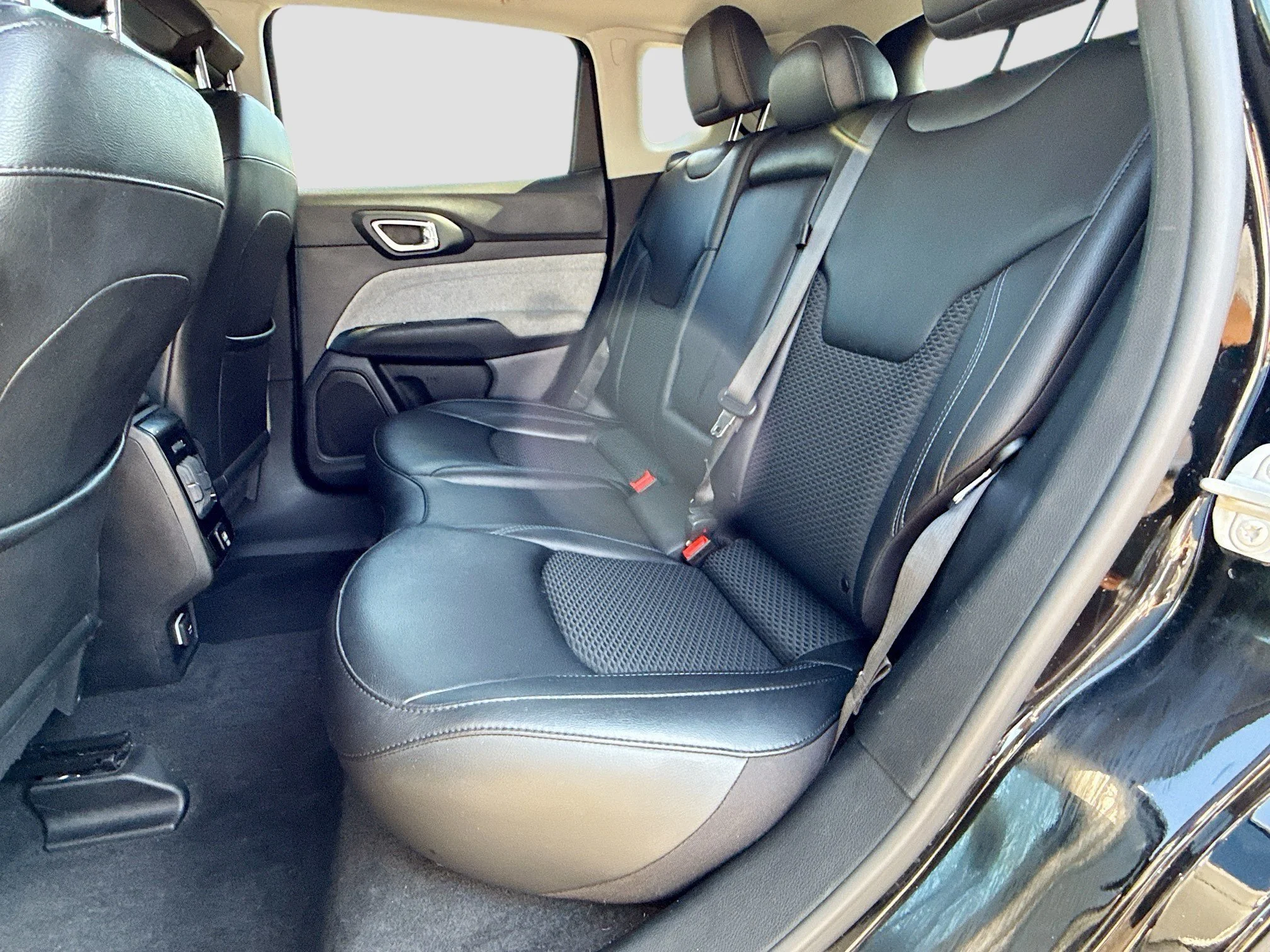 Used 2022 Diamond Black Crystal Pearlcoat Jeep Latitude image 20