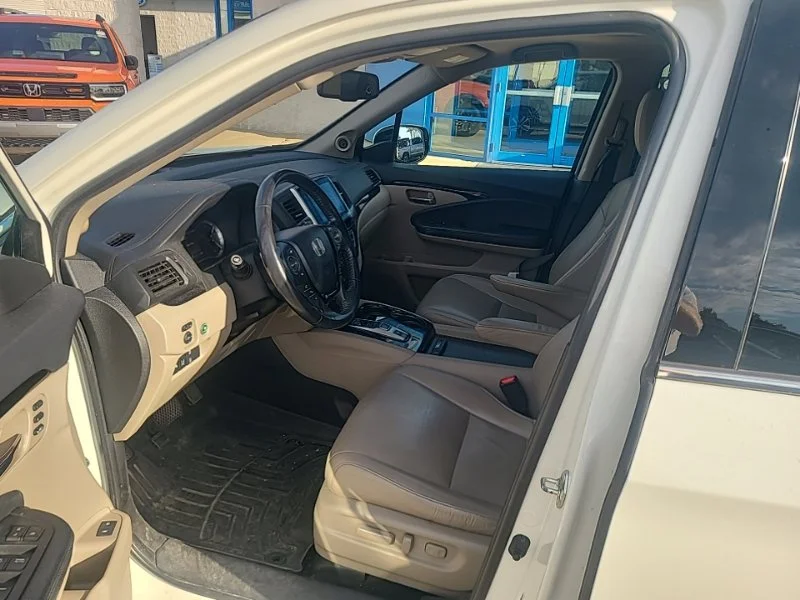 Used 2017 White Honda Touring image 13
