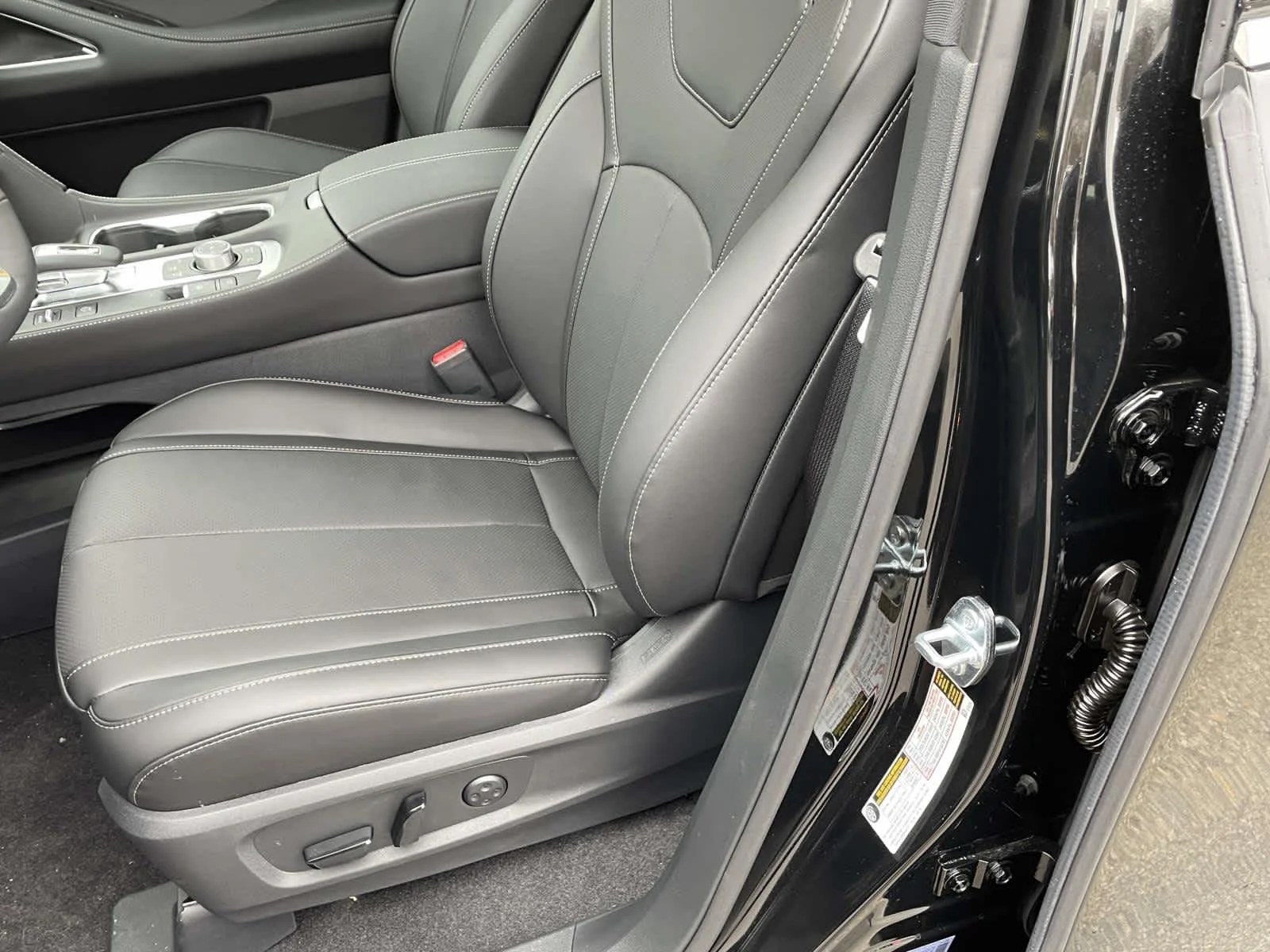 New 2026 Mineral Black INFINITI LUXE image 14