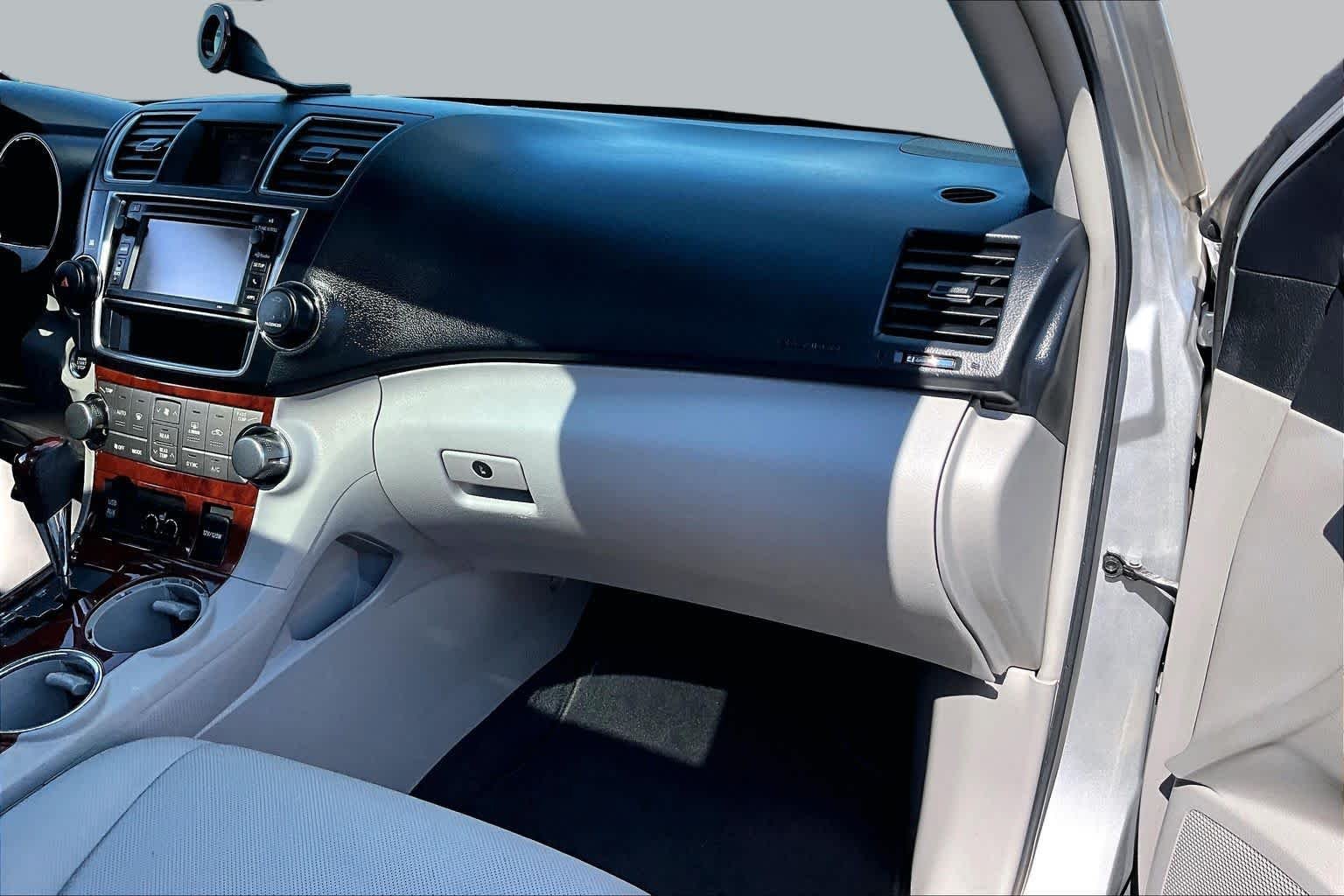 Used 2013 Classic Silver Metallic Toyota Limited image 17