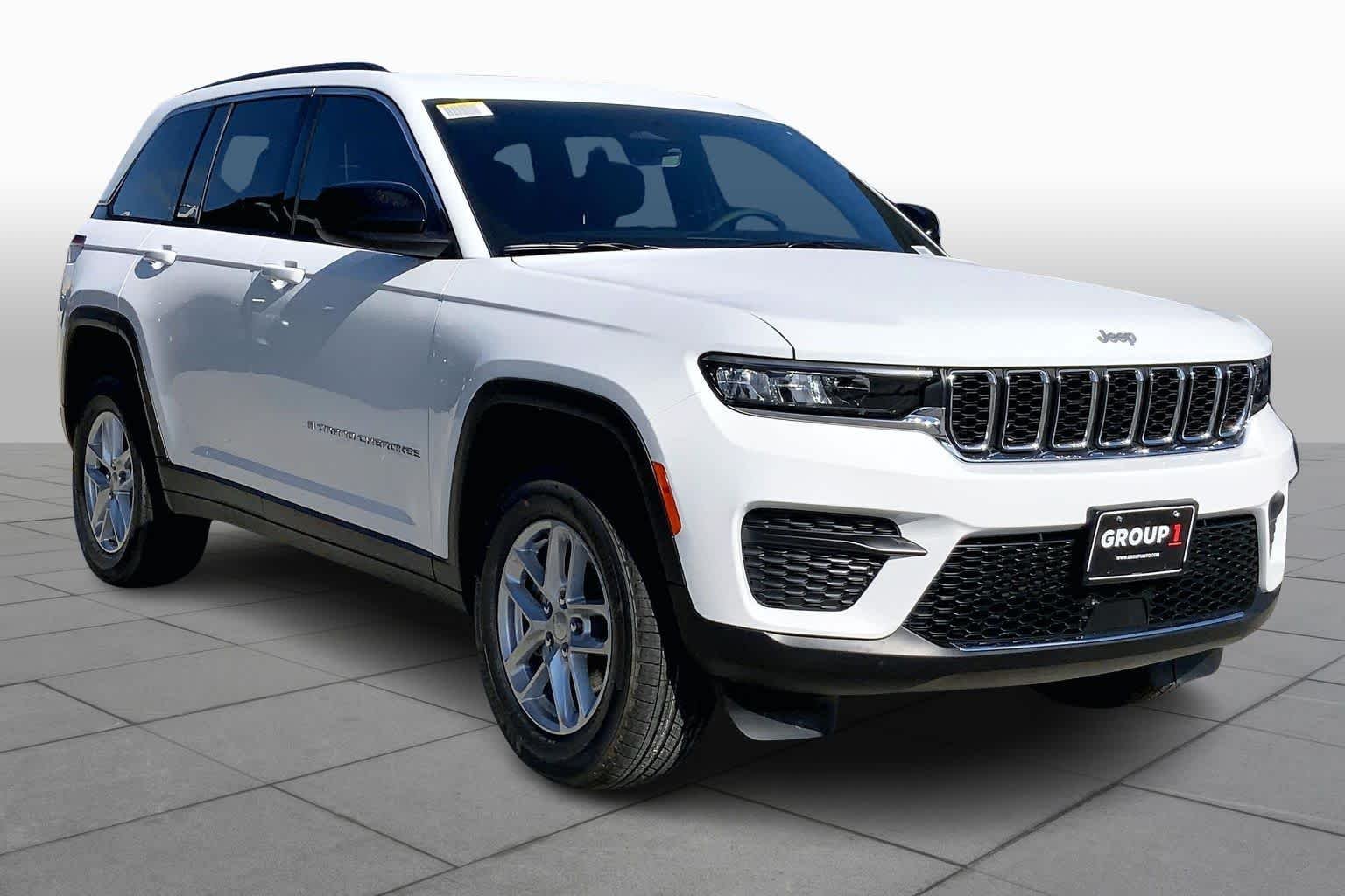 New 2026 Bright White Clear-Coat Exterior Paint Jeep Laredo X image 2