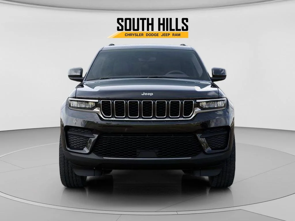 New 2025 Diamond Black Crystal Pearl-Coat Exterior Paint Jeep Laredo image 6