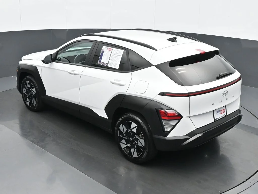 Used 2025 White Hyundai SEL image 20