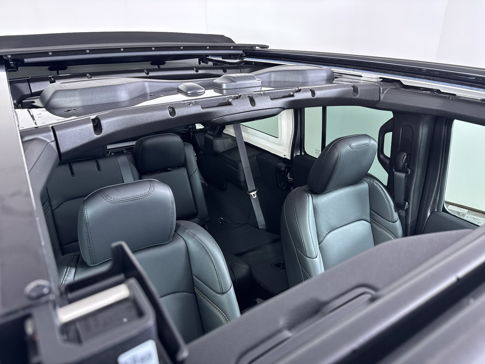 New 2027 Granite Crystal Metallic Clear-Coat Paint Jeep Sahara image 2