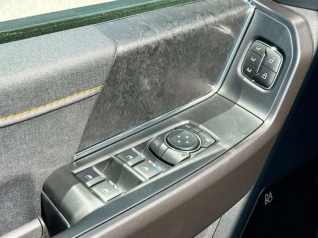 New 2025 Oxford White Ford Tremor image 13