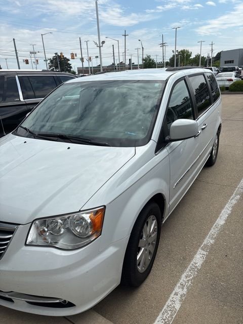 2015 Chrysler Town & Country Touring's photo