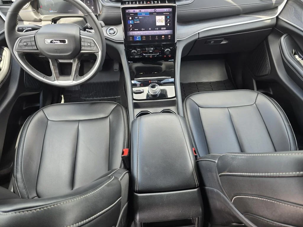 Used 2023 Diamond Black Crystal Pearlcoat Jeep Limited image 11