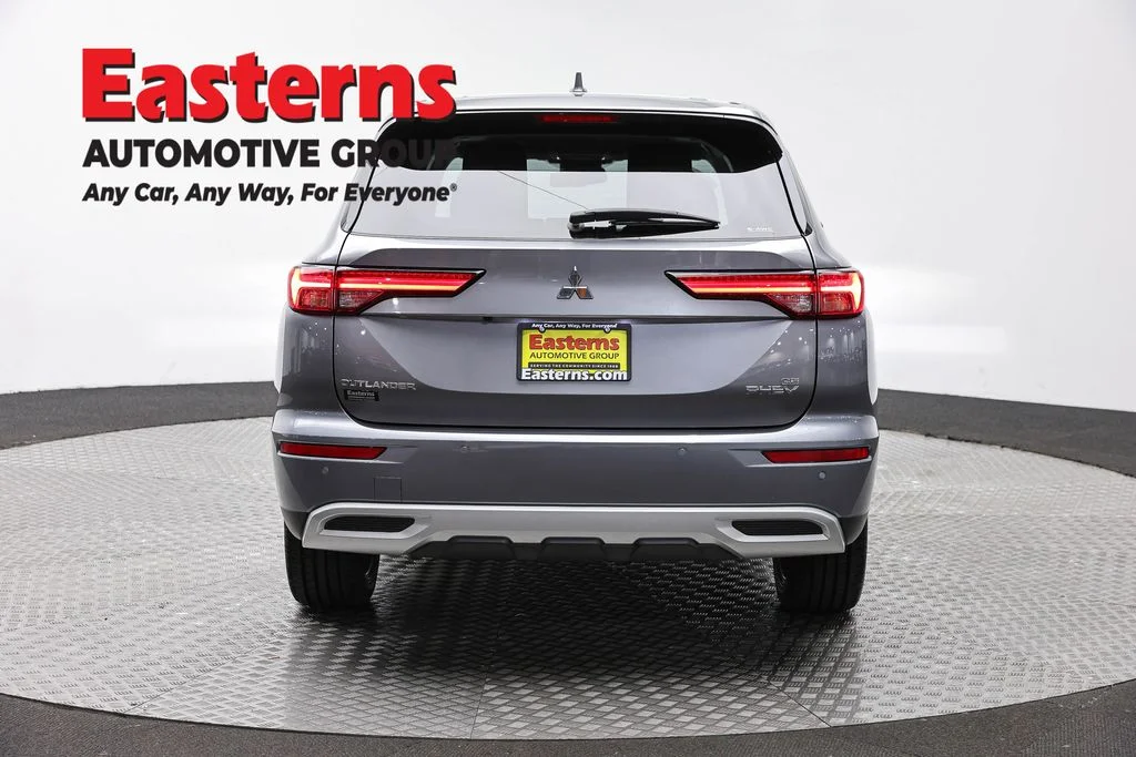 Used 2023 Silver Mitsubishi SE image 6