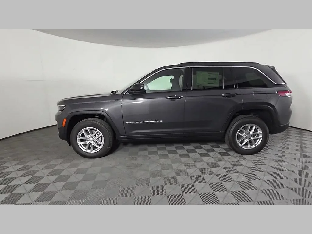 New 2026 Baltic Gray Metallic Clear-Coat Exterior Paint Jeep Laredo image 40
