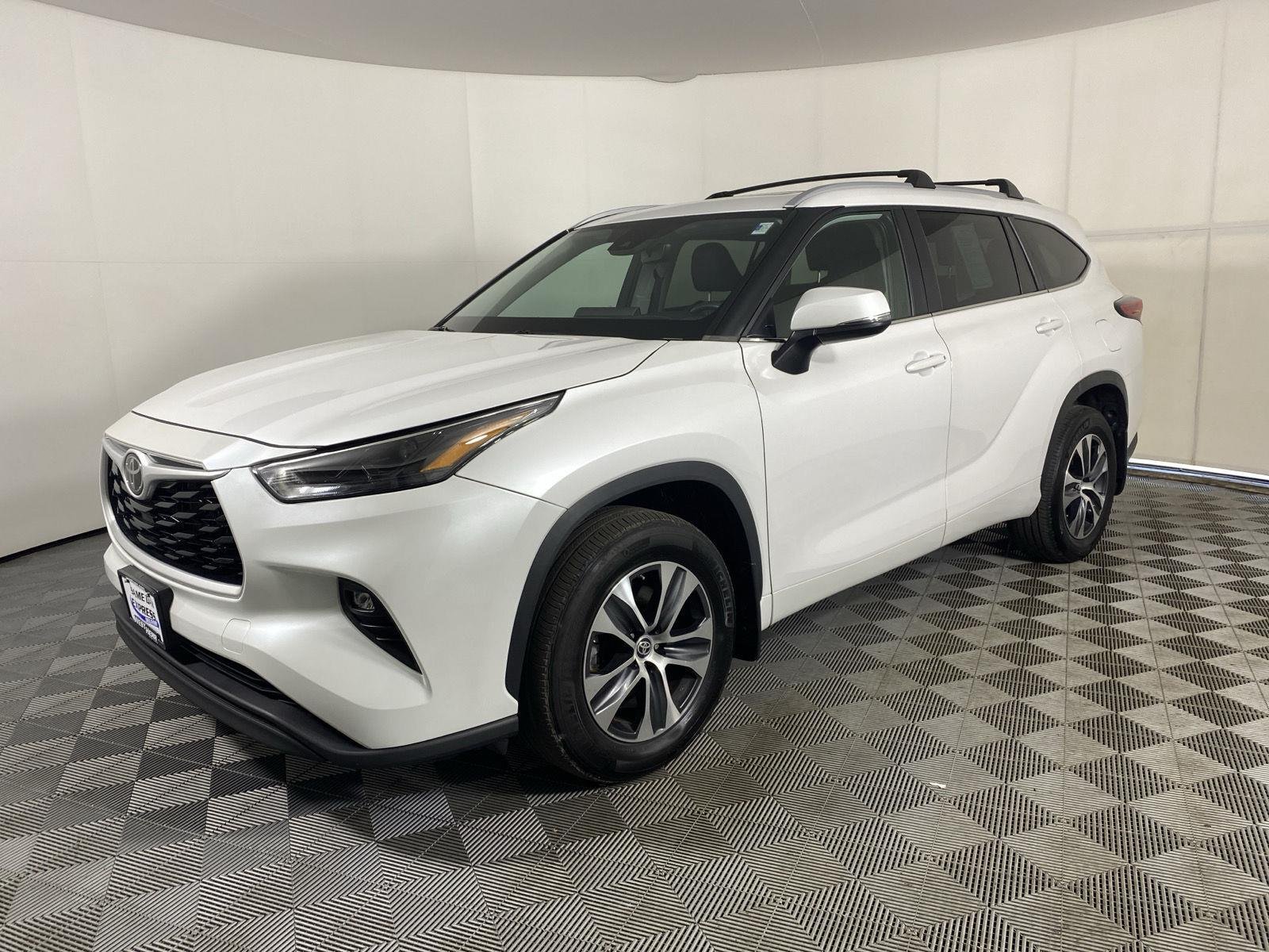 Used 2023 Wind Chill Pearl Toyota XLE image 11