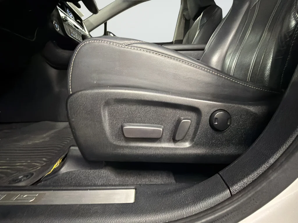 Used 2017 White Lexus 350 image 17