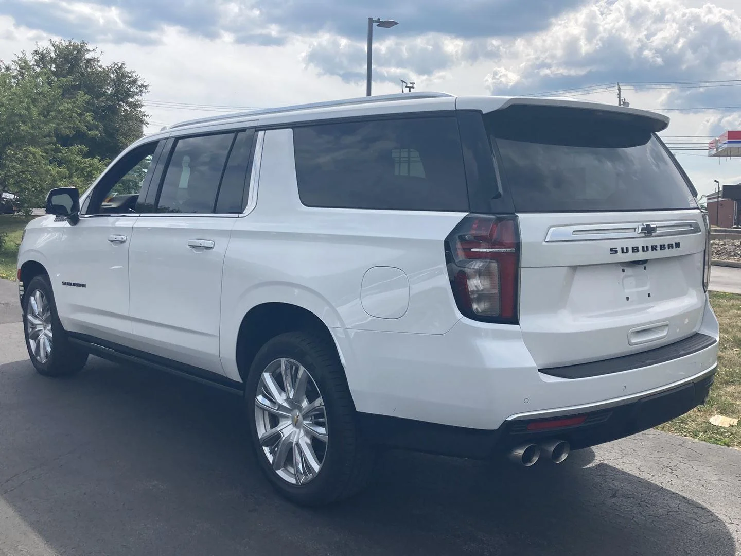 Used 2023 IRIDESCENT PEARL TRICOAT Chevrolet High Country image 5