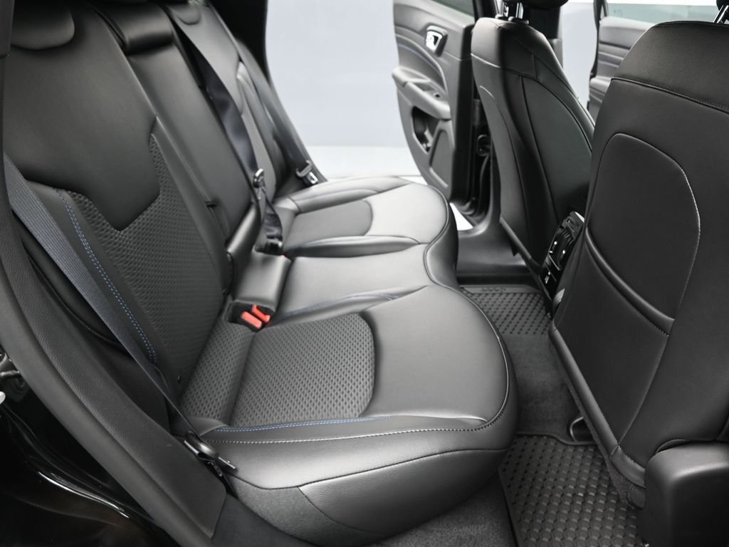 New 2026 Diamond Black Crystal Pearl-Coat Exterior Paint Jeep Latitude image 12