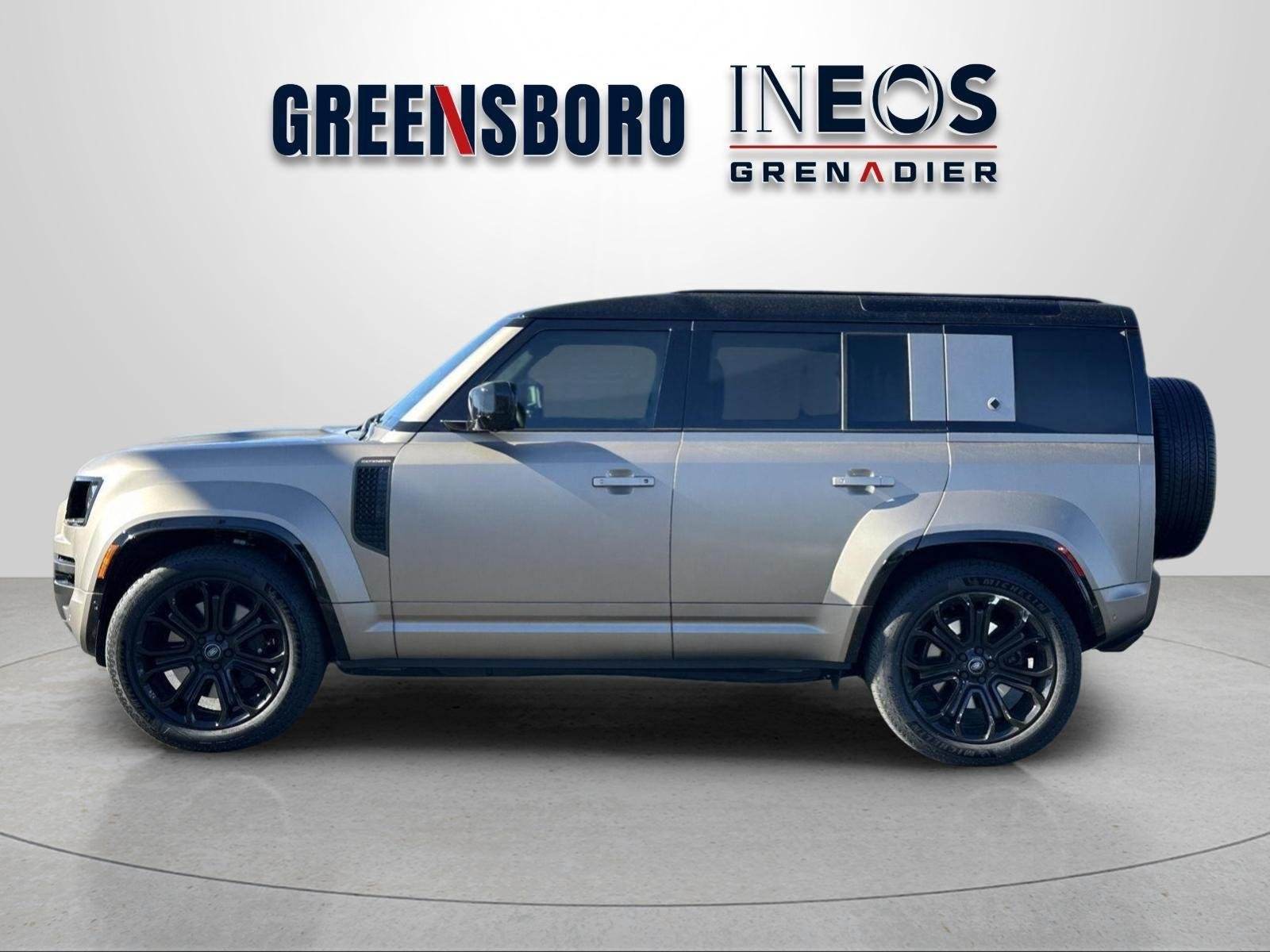 Used 2025 Petra Copper Premium Metallic Land Rover OCTA Edition One image 2