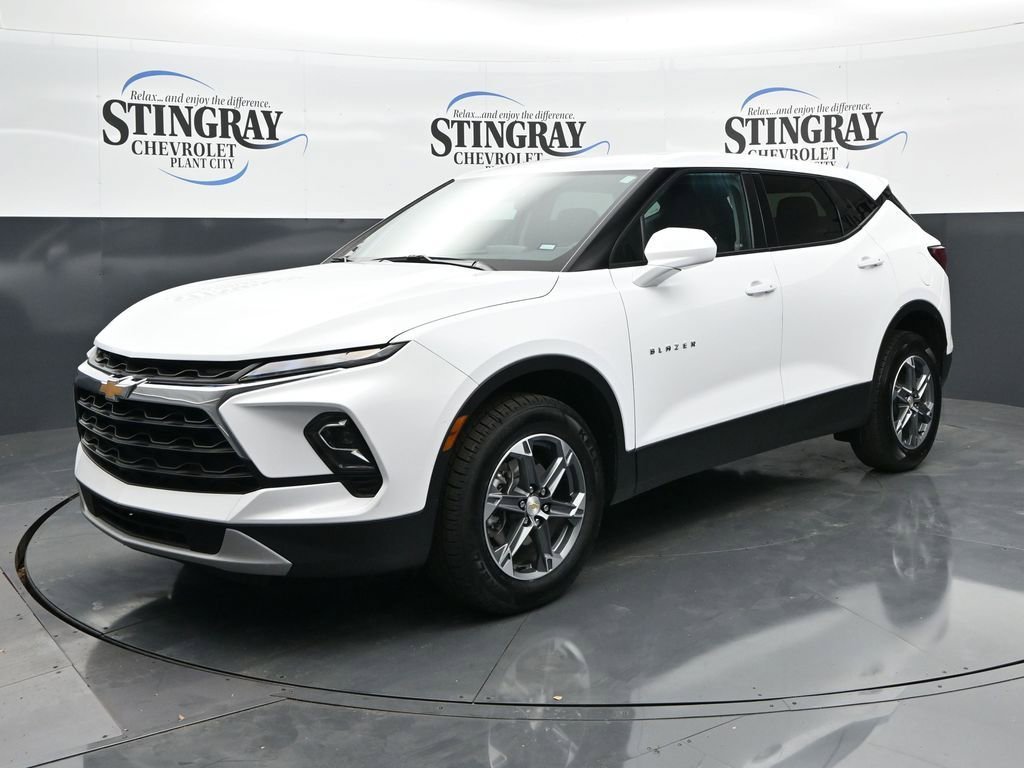 Used 2025 Summit White Chevrolet 2LT image 3