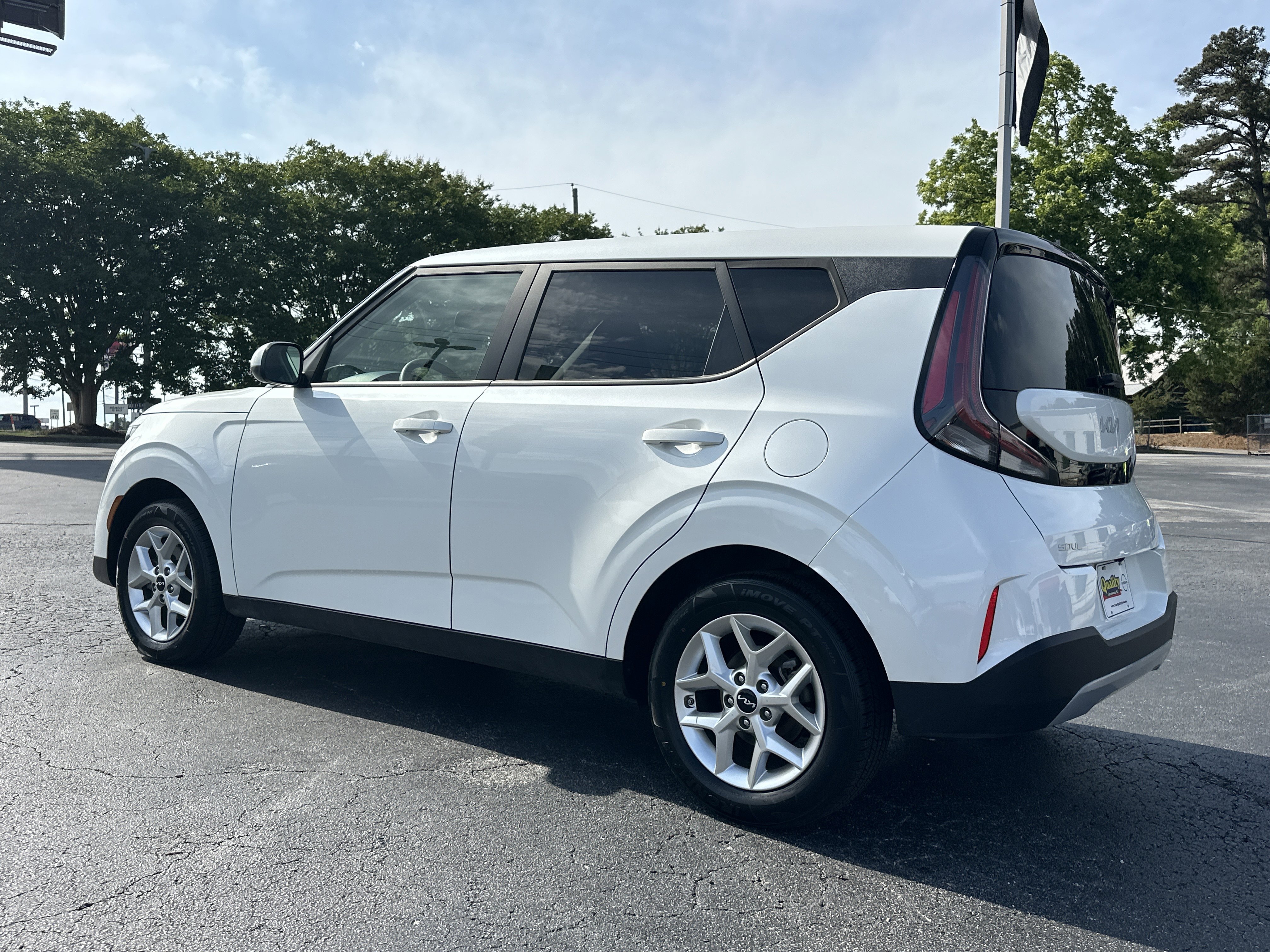 Used 2024 Snow White Pearl Kia LX image 6