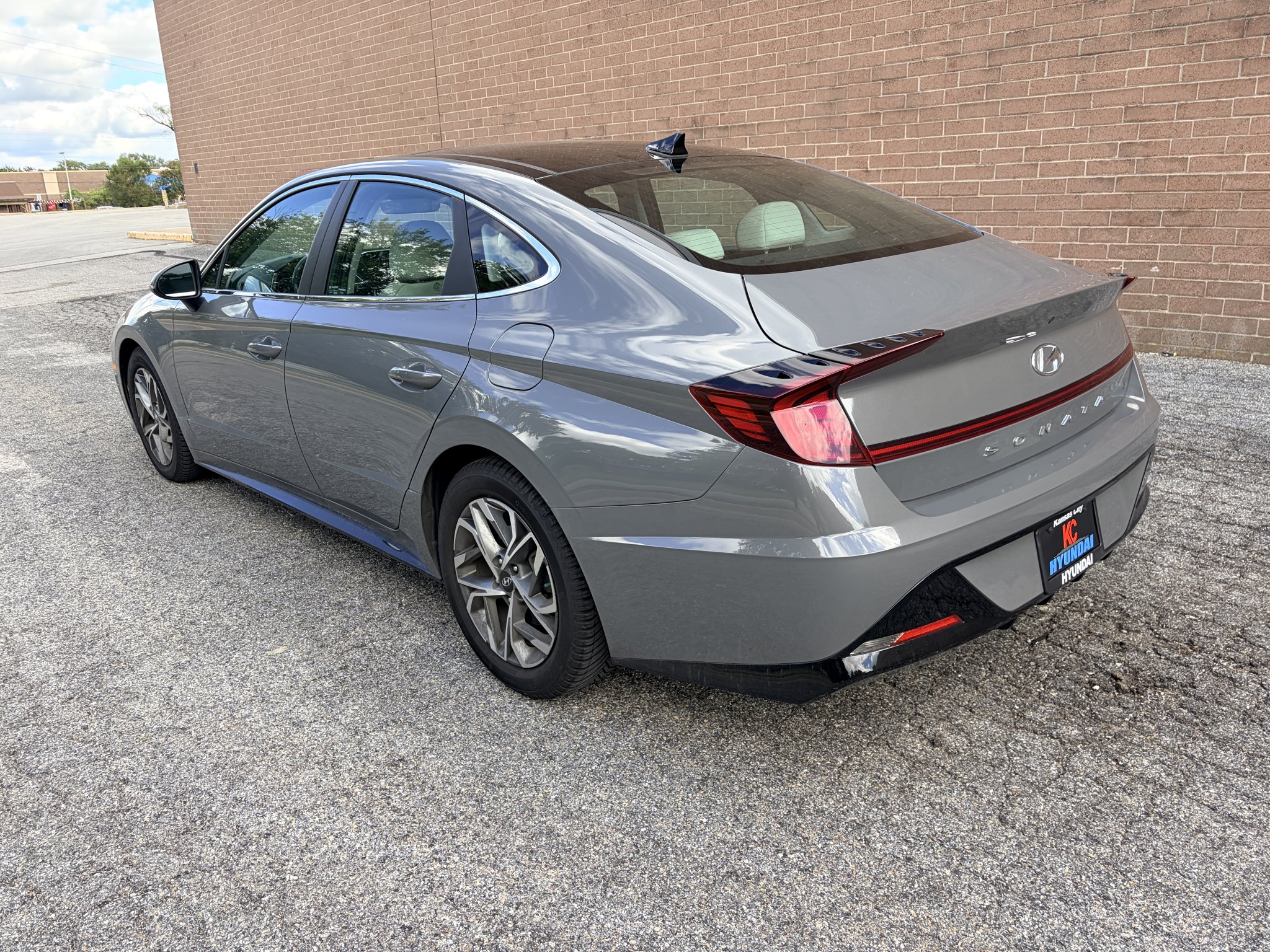 Used 2022 Hampton Gray Hyundai SEL image 3