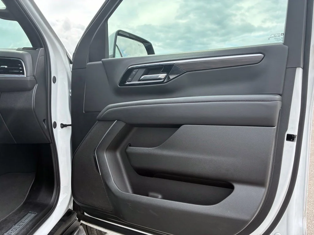 Used 2025 Summit White Chevrolet LT image 116