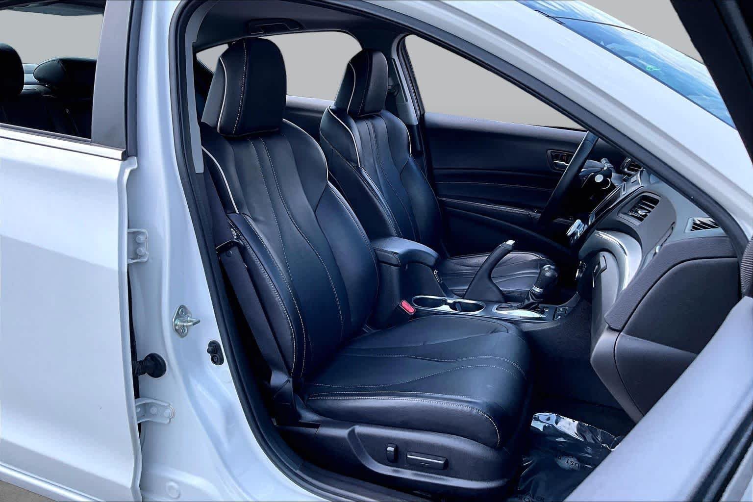 Used 2019 Platinum White Pearl Acura w/Premium Pkg image 9