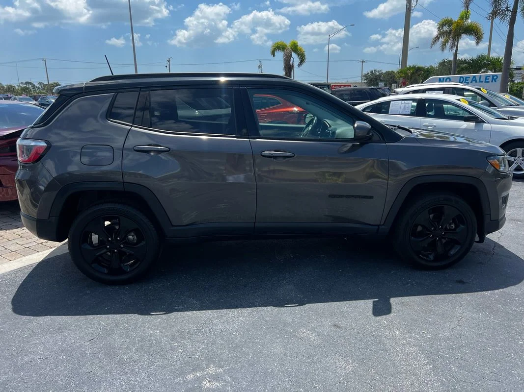 Used 2018  Jeep Altitude 4x4 image 7