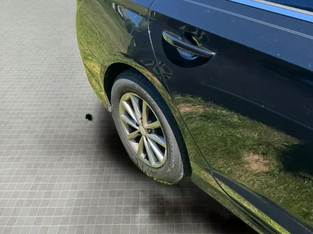 Used 2018 Black Hyundai SE image 12