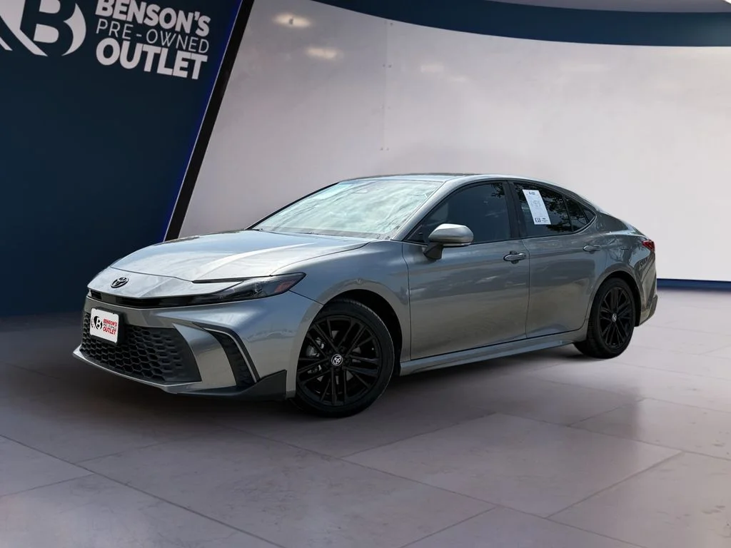 Used 2025  Toyota SE image 1